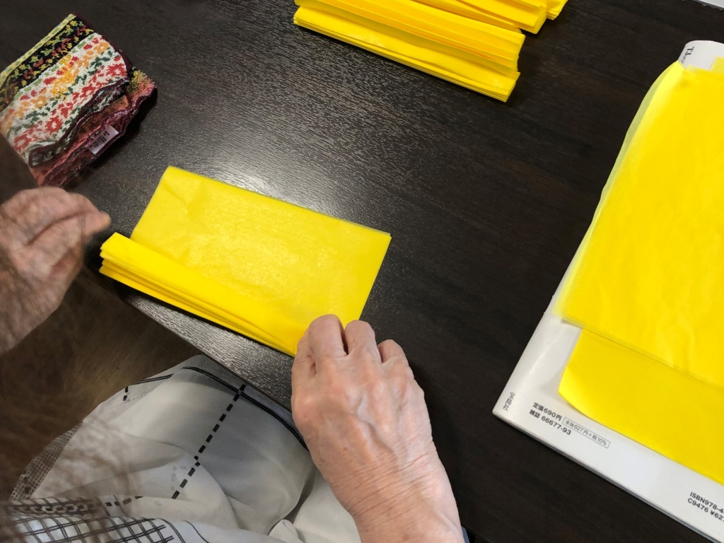 ニチイライフケア夫婦池ショートステイひまわり創作中_１