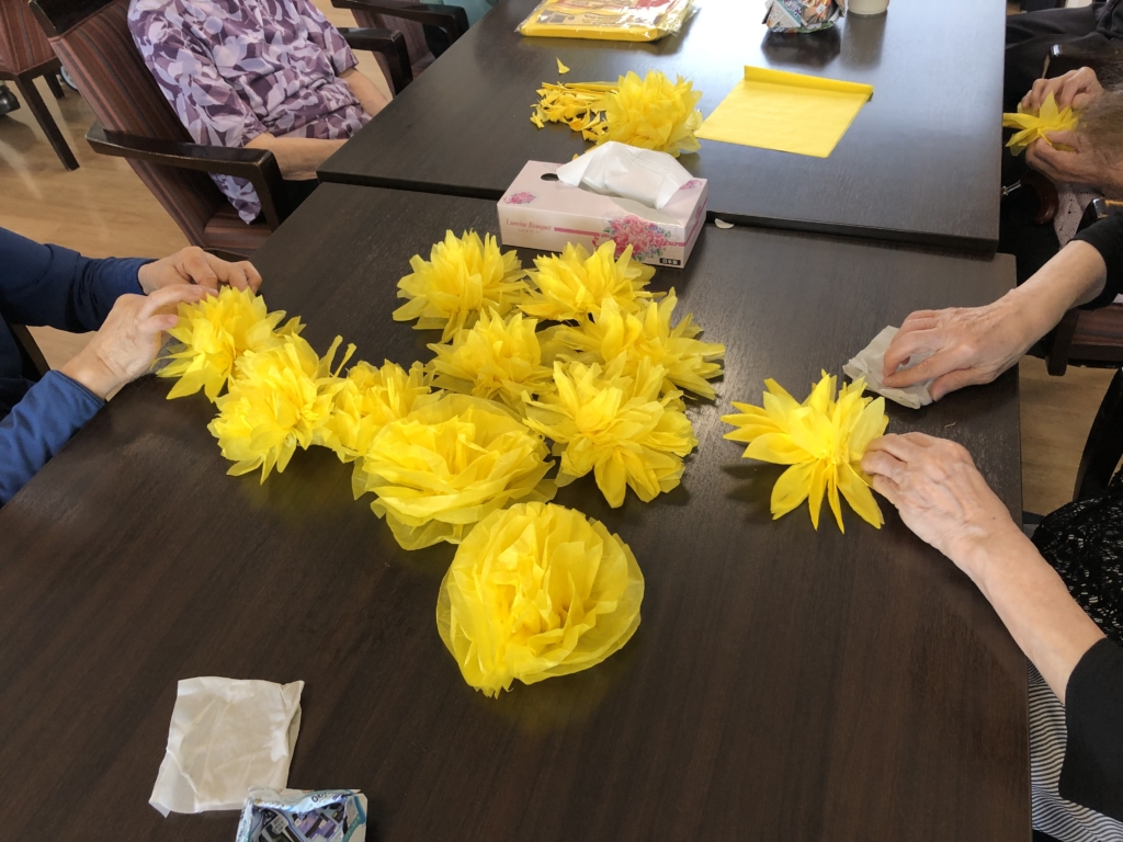 ニチイライフケア夫婦池ショートステイひまわり創作中_２