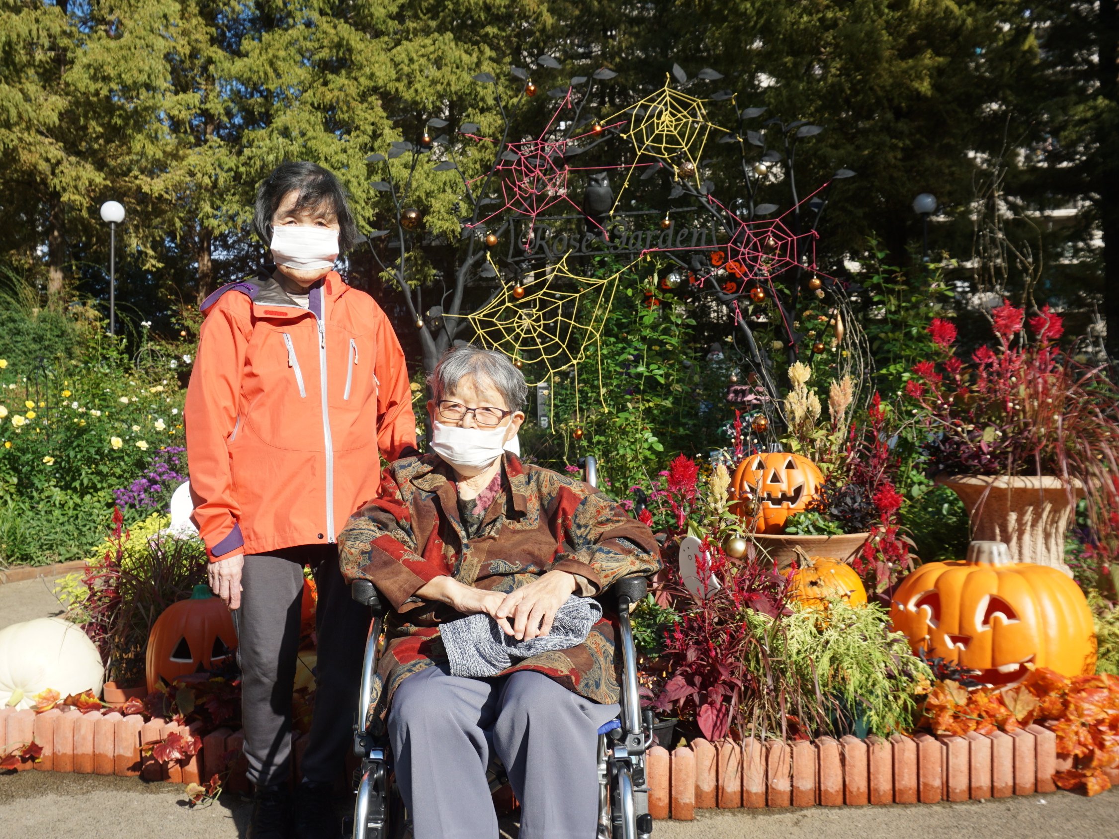ローズガーデンへ外出-1　ニチイホーム練馬高野台